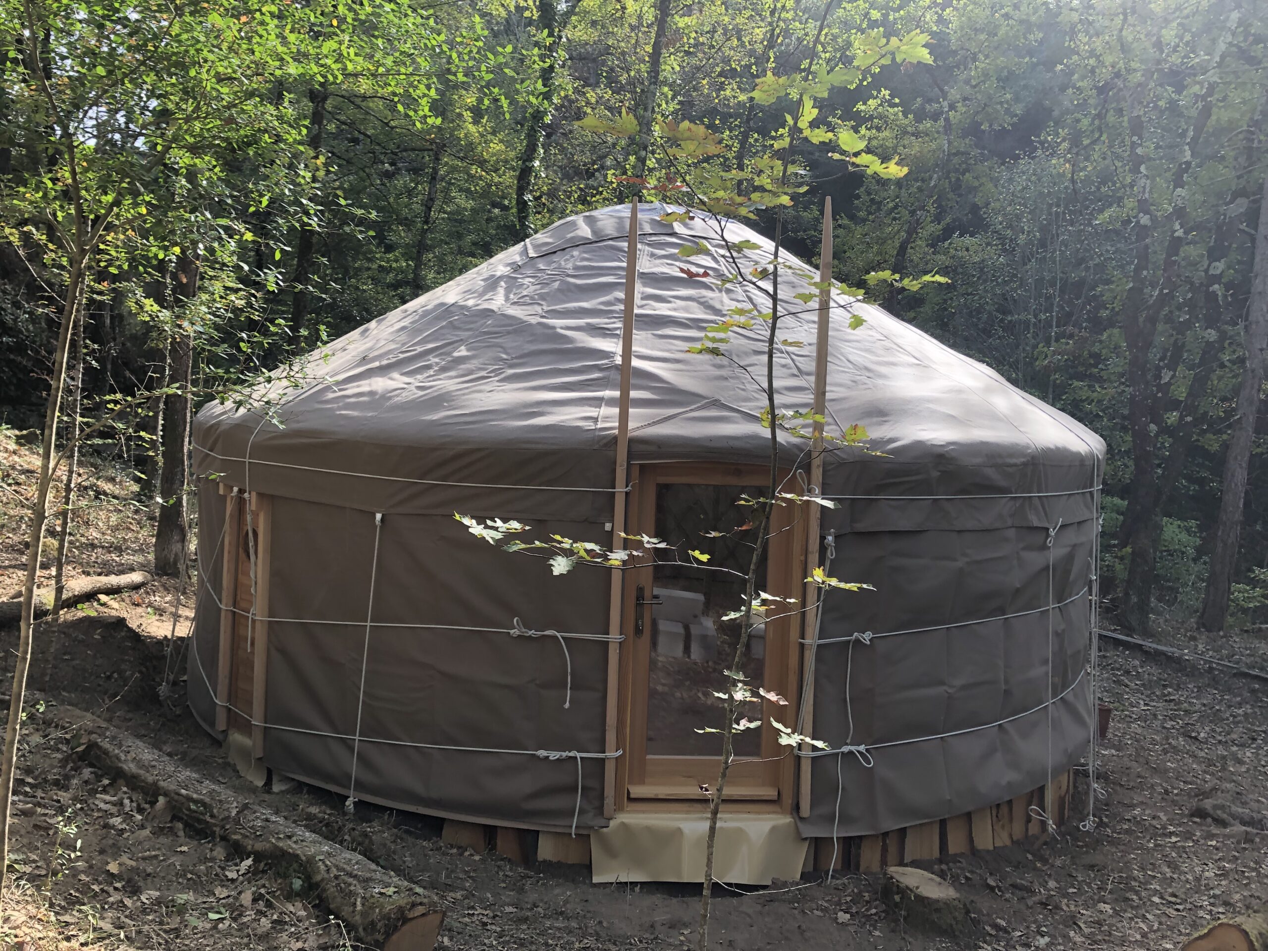 Yourte en forêt, retrait, meditation, 